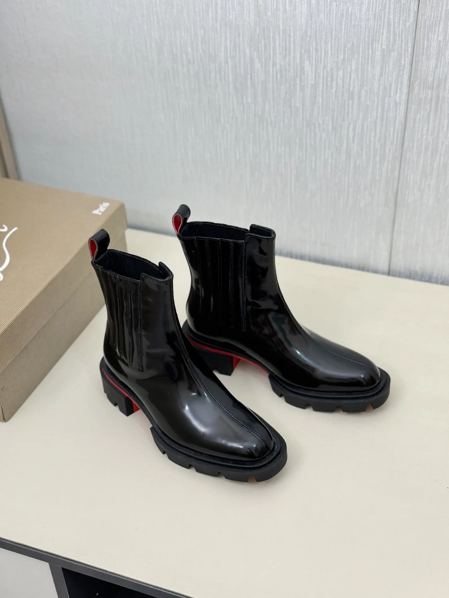 [CL～High-end men’s red-soled shoes] Top P: 940💰. Size: 39-44 (38.45.46 can be customized) 🆑Top original purchase agent Imported open-edge bead fabric and water-dyed cowhide inside 🉑️ Imported TPU rubber sole, wear-resistant and non-slip, full of European style.